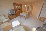Perfect onderhouden, deels bemeubeld 1 slaapkamer appartement, zonnig georiënteerd aan de achterzijde van de zeedijk. Dit verrassend RUIM appartement biedt u een mooie woonkamer met aangenaam, open zicht, volledig ingerichte open keuken, inkomhall met opklapbed voor 2 personen (slaaphoek), toilet, badkamer met ligbad, 1 slaapkamer, dubbele beglazing, ruime fietsenberging, blanco keuring elektriciteit,... De ingang van het gebouw is gelegen langs de zeedijk. Betaalbaar vakantie-appartement op een mooie ligging, met goede verhuurmogelijkheden! (16/001)